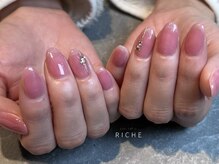 リッシュ(RICHE)/ちゅるんピンクの上品ネイル