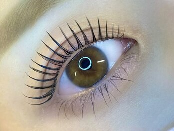 ティグ アイラッシュサロン(tig)の写真/人気のフラットラッシュでナチュラル～パッチリ存在感のある印象まで幅広く対応☆艶っとした束感仕上げも◎