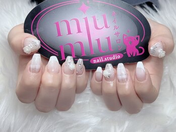 ミュウミュウ(miumiu)/白いバラネイル