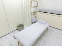 距骨サロン 錦糸町店の雰囲気（白く清潔感のある店内で、足のお悩みを根本から改善します）