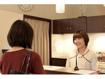 ルアンルアン イオンスタイル大宮西口駅前店(Ruam Ruam)/まずはカウンターで受け付け