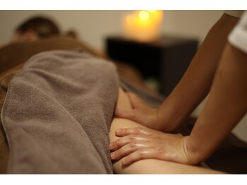 シンゲツ(SHINGETSU)/ヒップ下のツボも刺激☆