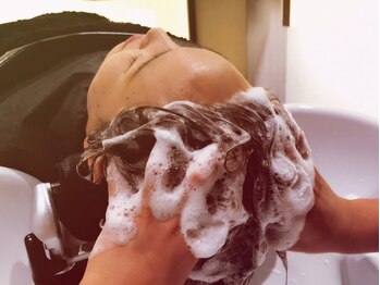 ブラッシュヘアドレッシング マツエク(BRASH Hair Dressing)/ヘッドスパ施術中