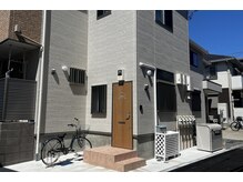 ストーク(stoke)の雰囲気（ 【外観】白いエアコン室外機カバーと水色のポストが目印です♪）