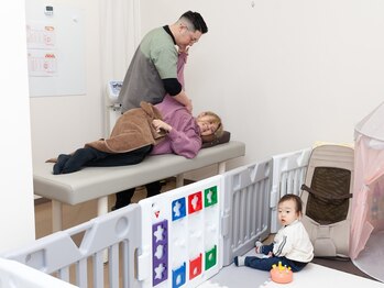 たかさき下小鳥鍼灸 接骨院の写真/《キッズスペースあり◎》お子様と、隣のスペースで施術可能☆育児中のママさんたち、是非お越しください！