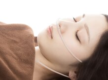 まつ毛の美しさと身体の内側からのケアを同時に叶える、新感覚の癒し空間。水素吸引で、目元も心も輝く。