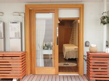 【毛穴・フェイシャル】肌質改善専門サロン Tiaraの雰囲気（木のぬくもりを感じるサロン。お隣にはおしゃれなカフェも♪）