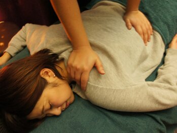 リラクゼーションサロン ロミロミ/慢性的な肩コリや腰痛に◎