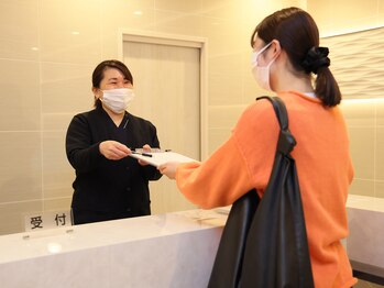 エムエムエルシー 大阪梅田サロン(mmlc)/受付で