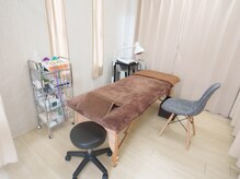 【店内】完全個室で落ち着いた店内でリラックスして施術可能◎