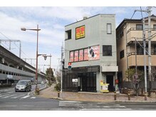 越谷さくら整体院の雰囲気（東武スカイツリー線沿い交差点角2階）