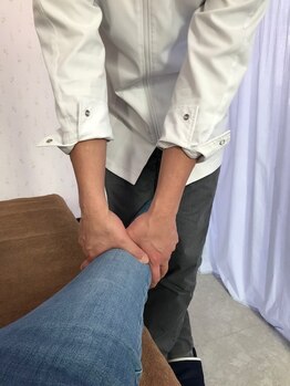 はるかぜ療術院/足のリンパを流す・足の施術風景