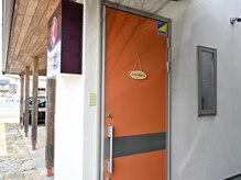 ルーチェテネーラ(Luce tenera)/入り口はオレンジの扉から2階へ