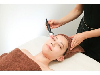 アカラ(Akala)の写真/敏感肌もOK！生コラーゲンで肌を守りながら、最新マシンのリフトアップで小顔へ。たるみ・ほうれい線に◎