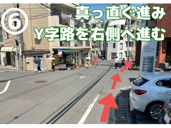 銀のすず 渋谷恵比寿院/赤レンガの建物沿いに進む