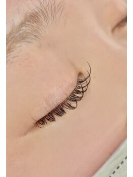 ラニ(lani)の写真/魅力的なボリュームeyeに◎まつ毛をパーマで上げてからエクステを装着するメニューです♪