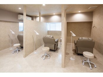 ヌン ブロウ 茅ヶ崎店(NUN BROWS)の写真/半個室でゆったりリラックス空間＊理想のお目元はまつ毛パーマ×アイブロウ専門店“NUN BROWS”で！