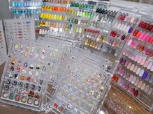 レインネイル(Rainnnail)の雰囲気（カラージェル、パーツ、シール類のご用意が豊富です♪）