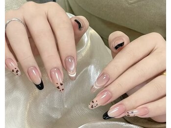 引き締まる黒のフレンチネイル