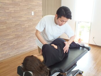 たくみカイロプラクティック/骨盤の歪みを調整しています