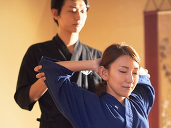 もみ処らく屋 東池袋店の写真/もみほぐしだけでなくストレッチでさらに深いリラックス、リフレッシュの時間を!