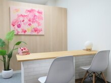 ヨガスタジオLPYの雰囲気（ピンクと白を基調とした優しい雰囲気のスタジオ）