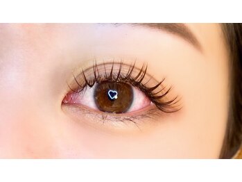 ネオリーブドレスネイルアンドアイラッシュ(Neolive dress nail&eyelash)の写真/自まつ毛に負担が少なく、スッと根元から上がったまつ毛をキープ◎なりたい目元を叶えます♪