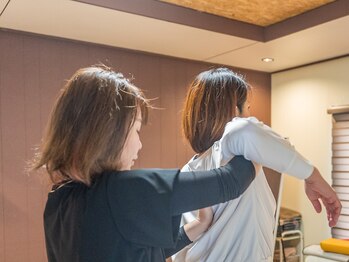ウルーズ(HRUREUSE)の写真/お顔のたるみやほうれい線は”猫背”や”巻き肩”といった姿勢の崩れが原因…？肩甲骨はがしで徹底改善◎