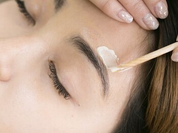 フリオ 掛川店(Matsuge salon julio)の写真/【アイブロウリフト】眉毛1本1本の向きや毛流れを矯正！滑らかな立ち上がりとカーブをつけ自然な印象に♪