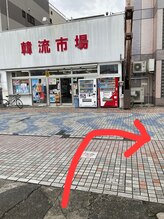 ビューステージ アイブロウサロン 前橋/駐車場入口を右に曲がる