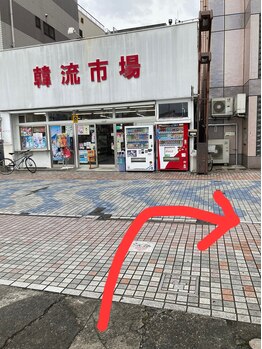 ビューステージ アイブロウサロン 前橋/駐車場入口を右に曲がる