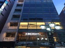エスペランサプレミアム新宿店/1階が靴屋さんののビル