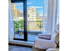 キャッツアイトーキョー 西荻窪店の雰囲気（開放的な店内☆癒し空間☆白を基調としてます。）