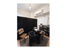 Nail Salon Moochi《ネイルパフェジェル完全導入サロン》の雰囲気（内装です。黒とダークブラウンを基調としたこだわりの空間です。）