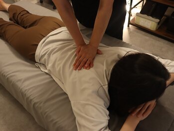 新宿カイロミ/脊柱押し圧~関節の硬さを確認~