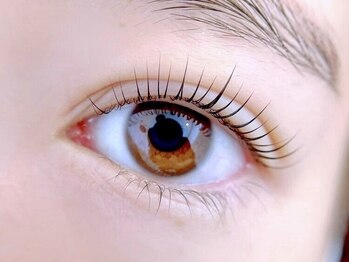 リルフィーユ(Rire Feuille)の写真/【キープ力×ダメージレス】究極ダメージレスまつげパーマで、艶とハリを守りながらしなやかカールを叶える