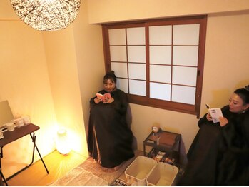 上方美学 大阪梅田店の写真/【大人気のよもぎ蒸しでさっぱりデトックス】完全個室の2人だけの癒し空間◎よもぎの香りに包まれて滝汗♪