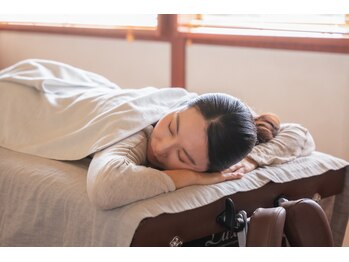 道草の写真/【上半身の疲れを重点的にケア！】首/背中/肩/頭/腕/手/腰を重点にマッサージ♪溜まった疲れとコリを解消◎