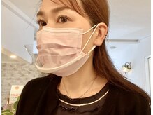 スタッフは、サージカルマスクとアクリルマスクのダブルマスクで飛沫予防