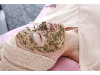 シミ・毛穴改善&美白フェイシャルサロン/剥離しないハーブピーリング