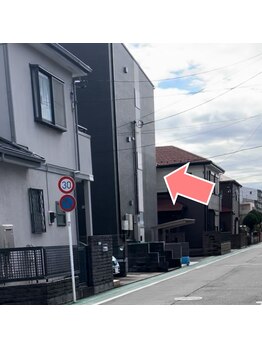 エナン(enan)/すぐ左の黒い建物がサロンです♪