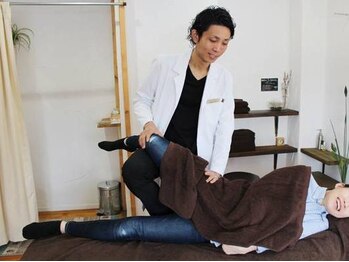 永楽整体院/骨盤矯正の様子