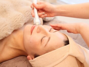 ナースセレクトサロン(Nurse select salon)の写真/《韓国美容皮膚科提携の最新マシンを使用》フェイスラインを整え、洗練感・垢ぬけ感UP♪若々しい見た目へ！