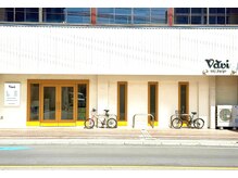 ジジ(jiji)の雰囲気（お店はこちらの美容室の一室。黄色の扉です。）