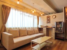 トンポータイスパアンドマッサージ(Tonpoh Thai Spa&Massage)の雰囲気（店内　お菓子とドリンクサビースコーナ）