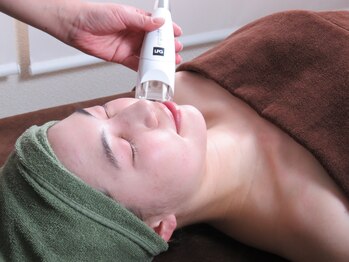 アブリール(Abrille)/エンダモリフト目元、口周りに