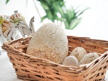 ユーユーカンカン(YUYU-KANKAN)の雰囲気（温かい姫川の石をお腹に乗せ、お身体を温めます。）