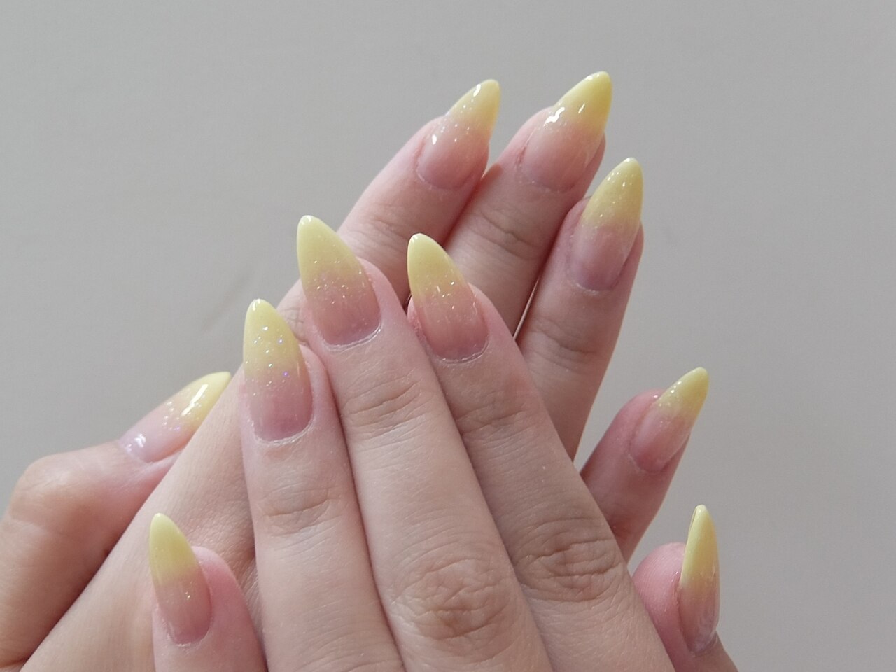 2025年-2026年冬トレンド】イエロー ラメグラデーションのネイル