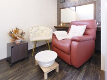 《パラジェル/ハンドケア》imu.nail【イムドットネイル】の雰囲気（フットはリクライニングで快適に♪簡易フットバス付き）