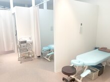 整体院イヤシ(IYASHI)の雰囲気（施術は半個室型の空間でリラックスいただけます）